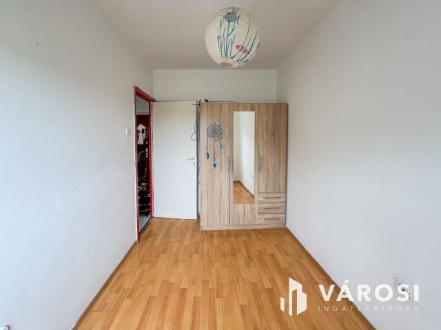 Kiadó panel lakás a belvároshoz közel