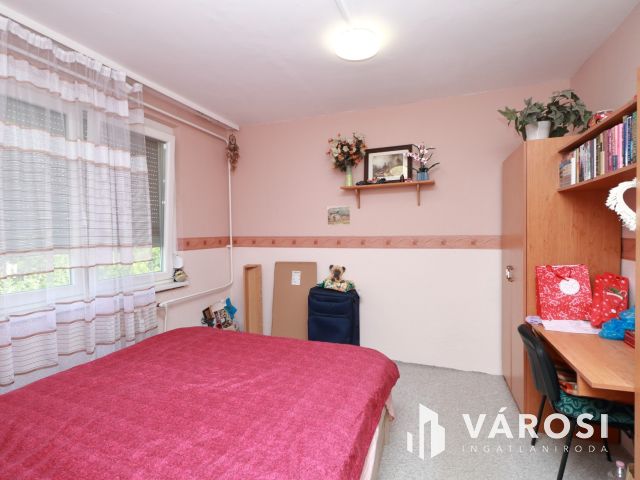 Ötödik emeleti bútorozott lakás a Hódtóban.