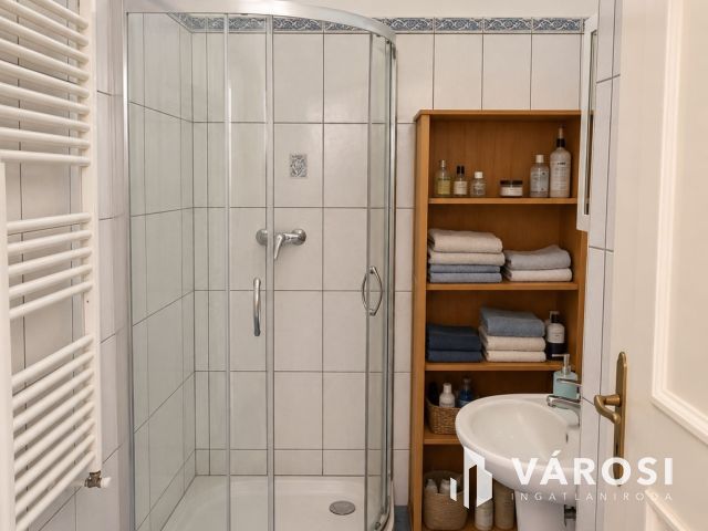 Időtlen elegancia a Stefánia úton –  polgári luxuslakás