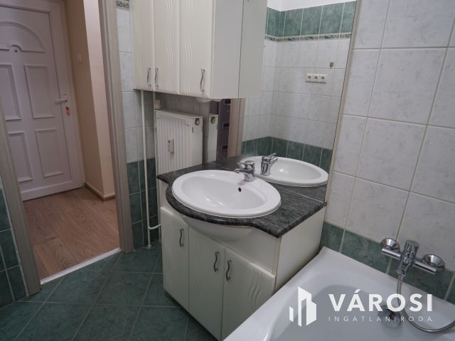 Rózsa utcában kiváló állapotú lakás a harmadikon