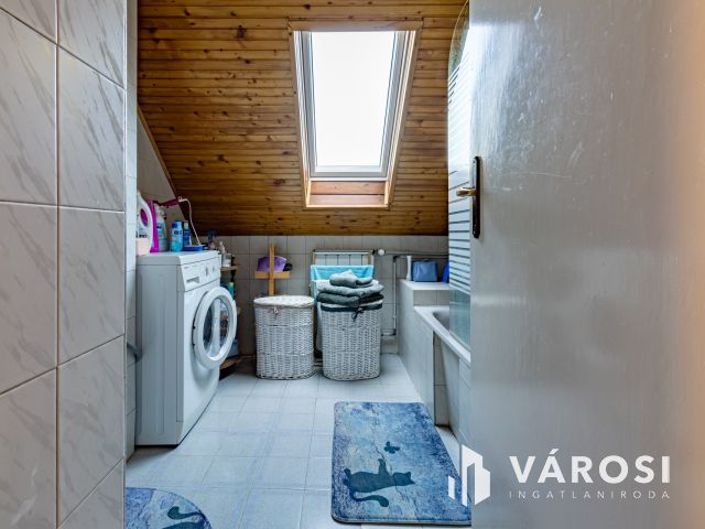 Négy lakásos családi házban, tetőtéri lakás kiadó