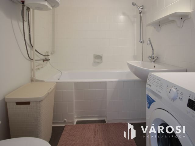 Kazinczy lkt.-en, 4. emeleti, 40 m2 tégla lakás kiadó.