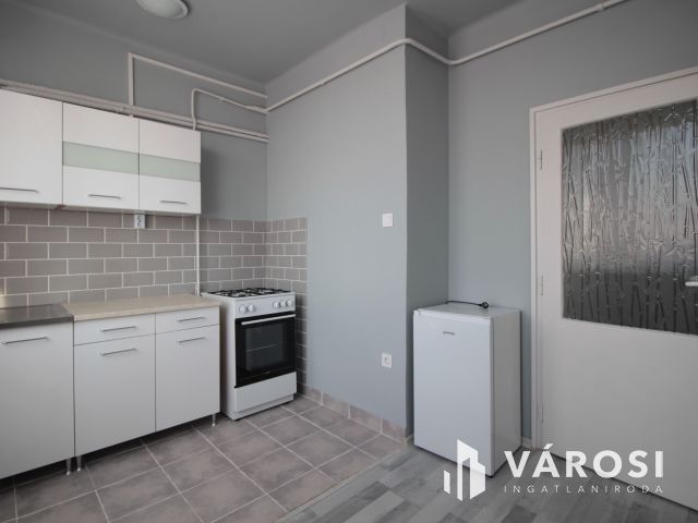 Kazinczy lkt.-en, 4. emeleti, 40 m2 tégla lakás kiadó.