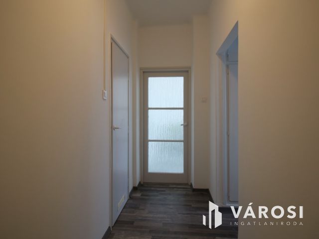 Kazinczy lkt.-en, 4. emeleti, 40 m2 tégla lakás kiadó.