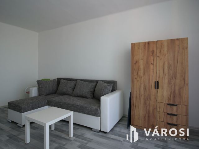 Kazinczy lkt.-en, 4. emeleti, 40 m2 tégla lakás kiadó.