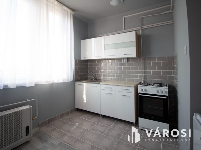 Kazinczy lkt.-en, 4. emeleti, 40 m2 tégla lakás kiadó.