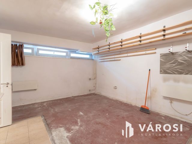 25 m2-es, ablakos, alagsori lakás a Római-part közelében