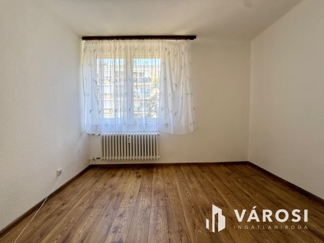 Pécskő utcában 2. emeleti, berendezett lakás kiadó!