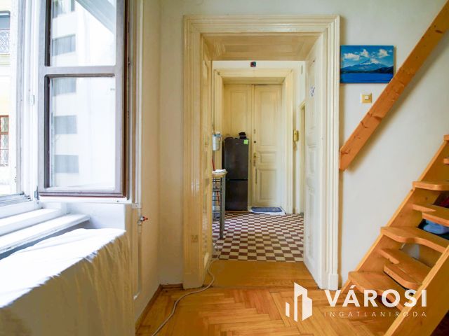 Belvárosi galériás lakás kiadó