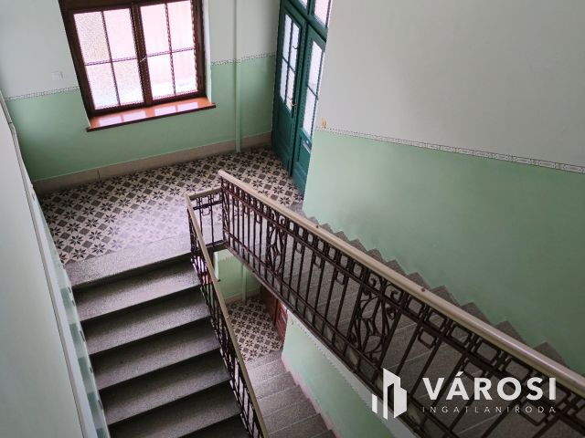 Felújított belvárosi tégla lakás eladó