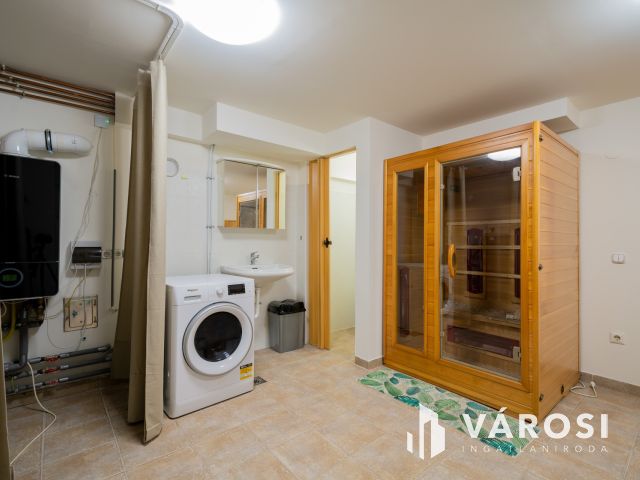 Panorámás ikerfél garázzsal, csendes zsákutcában