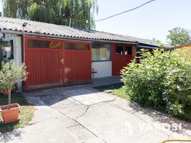 Két épület, 905 m2 Telek, Petőfitelepen