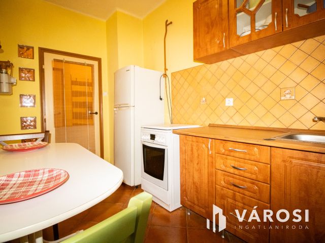 2. emelet, 2 szoba, erkély- a Kazinczyn