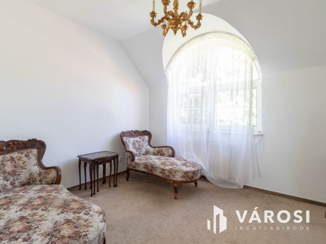 Budai zöldövezetben 149 m2-es sorházi, kertes villa lakás