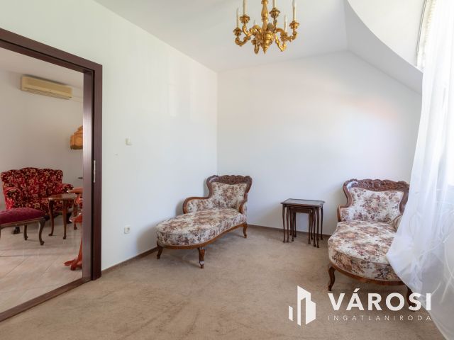 Budai zöldövezetben 149 m2-es sorházi, kertes villa lakás