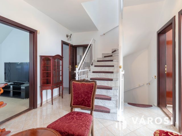 Budai zöldövezetben 149 m2-es sorházi, kertes villa lakás