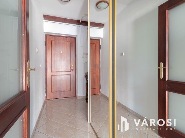Budai zöldövezetben 149 m2-es sorházi, kertes villa lakás