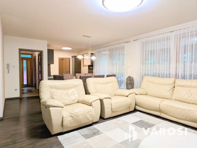 Igényes belvárosi ház kis kerttel, berendezéssel, garázzsal!