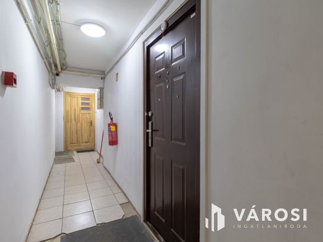 A Római-part közelében 25 m2-es, ablakos, alagsori lakás