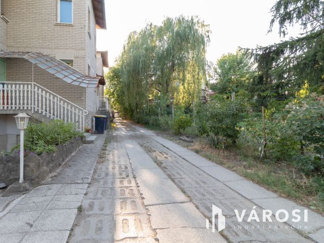 A Római-part közelében 25 m2-es, ablakos, alagsori lakás