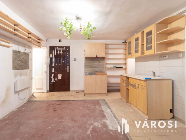 A Római-part közelében 25 m2-es, ablakos, alagsori lakás
