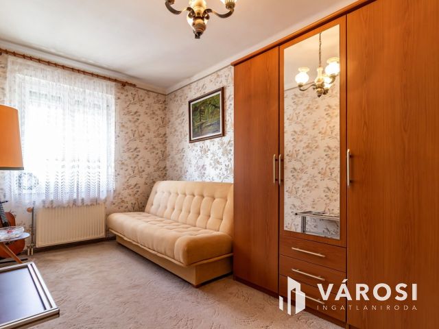 Több mint egy sorház- lakótér + kert + garázs + bővíthetőség