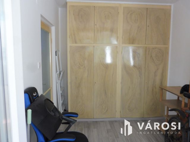 Ötösben-negyvenhetes,erkélyes panel,kedvelt helyen eladó.