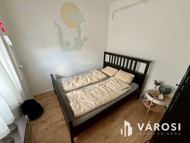 Rákóczi úton 2. emeleti, nagy erkélyes lakás eladó!