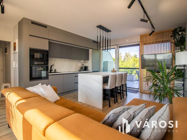 Kiadó luxus penthouse lakás Velencén