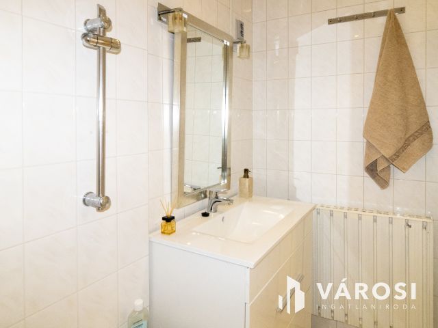 Tipp-topp sorházi lakás garázzsal, kis kerttel a Lencsésin