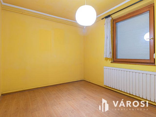 Sarkadon kertvárosi nyugalomban 3+nappalis tégla ház